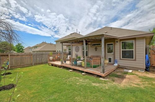 7104 Crestone Rd, Austin TX 78744-1772 exterior