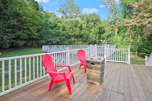 33 Windsor Rd, Huntington CT 06484-5022 exterior