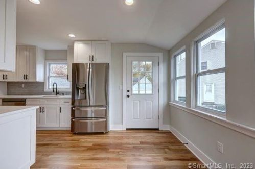 242 Meadowside Rd, Milford CT  06460-4528 exterior