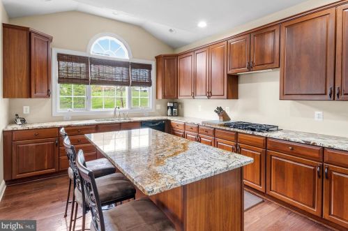 5737 Waterloo Bridge Cir, Haymarket VA  20169-8117 exterior