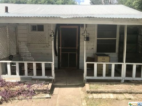 202 Cottage St, Seguin, TX 78155-6904