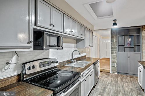 5001 Sunset Dr, Harrisburg PA  17112-2168 exterior