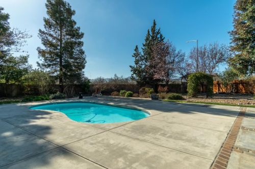 2070 Carousel Dr, Hollister CA  95023-5665 exterior