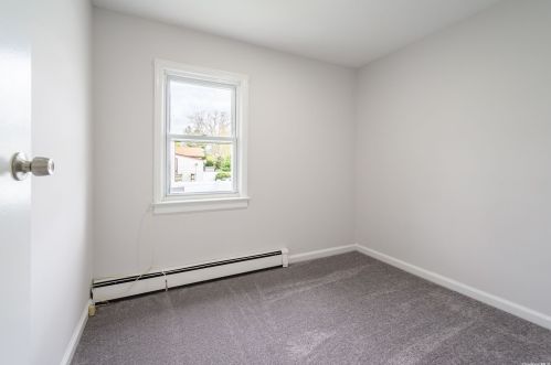 212 5 St, North Lindenhurst NY 11757-4628 exterior