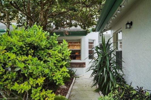 90 Woodridge Cir, Oldsmar, FL 34677-2334