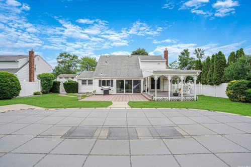 10 Cliftwood Pl, San Remo NY  11754-4011 exterior