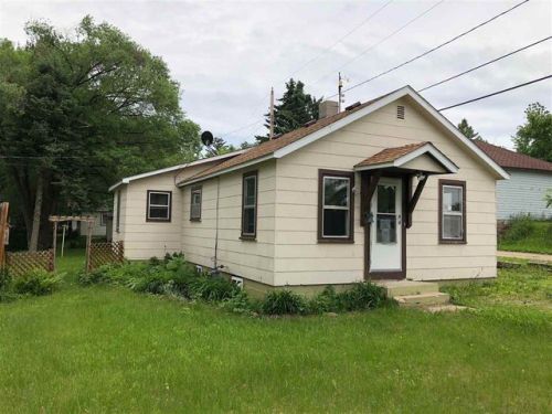 140 Jackson St, Iola, WI 54945-9055
