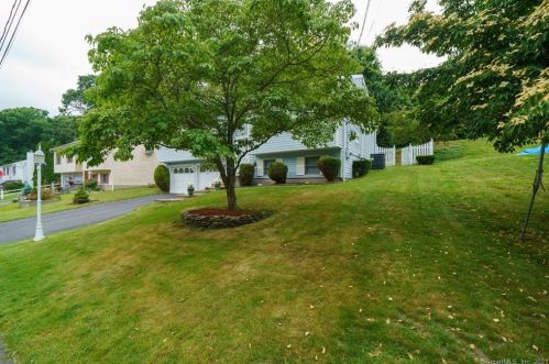 27 Danna Marie Dr, Waterbury, CT 06708-4804
