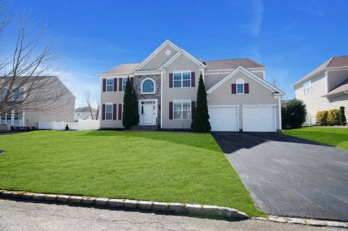 13 Oakland Hills Dr, Mount Sinai, NY 11766-3401