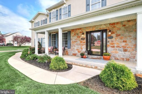 1747 Oak Ridge Dr, Spring Grove, PA 17362-7859