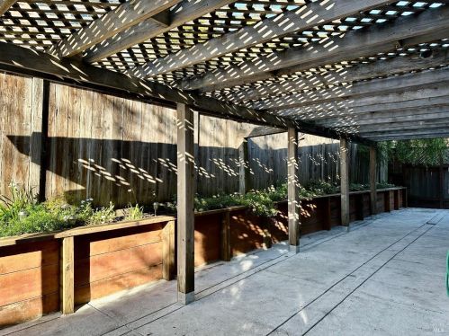 2647 Lago Oaks Dr, Santa Rosa CA  95405-9100 exterior