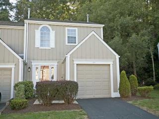 65 New London Ln, Oakmont, PA 15139-1100