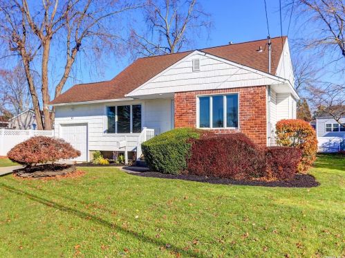 43 Pasadena Dr, Babylon, NY 11703-2811