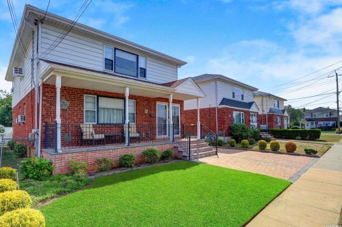 8 7th St, Valley Stream, NY 11581-1215