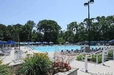 75 Knightsbridge Rd, Great Neck NY  11021-4544 exterior