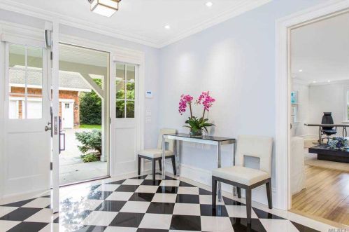 25 Sheppard St, West Hampton Beach, NY 11978-2413
