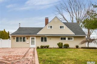 23 Western Ln, North Wantagh, NY 11793-1208