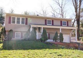 9 Gables Blvd, Strongs Neck, NY 11733-2607