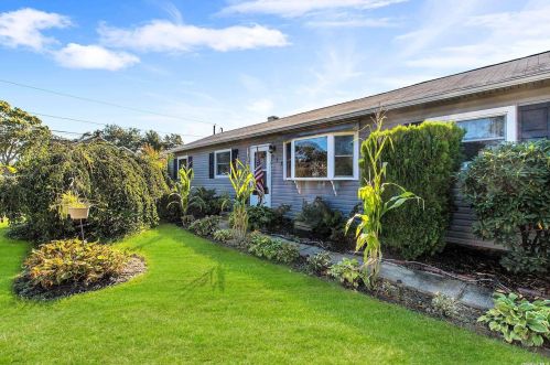 578 Bellmore St, West Islip, NY 11795-1535