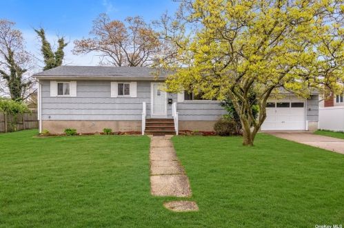 1131 6th St, Babylon, NY 11704-4545