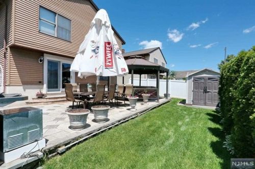 19 Elmhurst St, Elmwood Park NJ  07407-1320 exterior