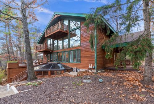9910 Corey Ln, Thiensville, WI 53092-6207