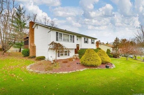 6 Skyline Dr, Thiells, NY 10984-1424