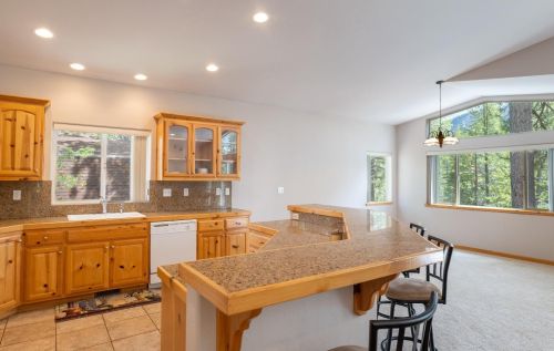 1681 Tionontati St, South Lake Tahoe CA  96150-4902 exterior