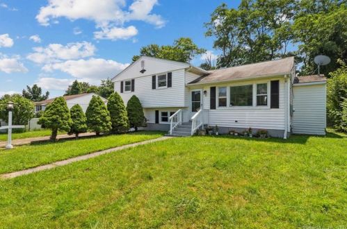 41 Buckland Dr, Waterbury, CT 06704-1115