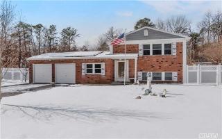8 Glenwood Ct, Bay Port, NY 11705-1429