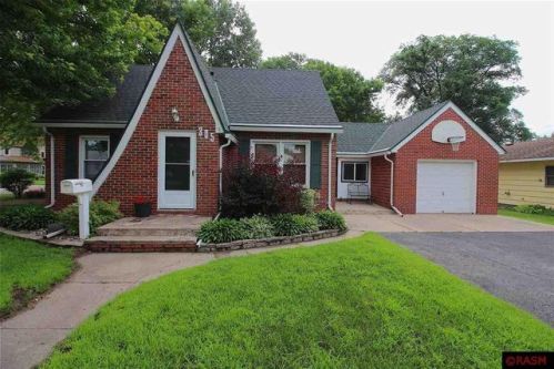 305 Carney Ave, Mankato, MN 56001-2011