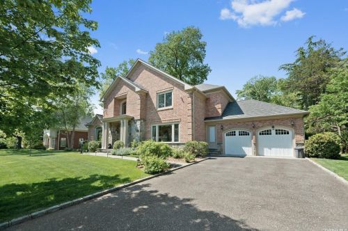 15 Woods Rd, Great Neck, NY 11020-1239