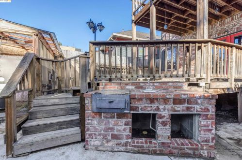 1115 Chestnut St, Oakland CA 94607-2874 exterior