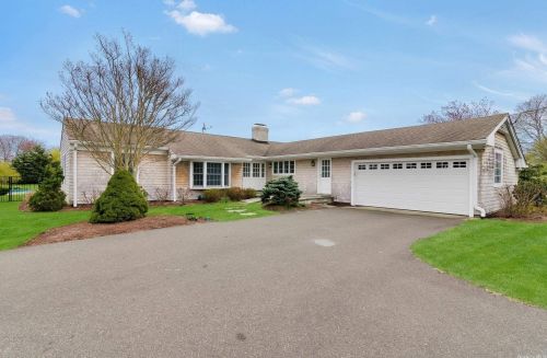 62 Bayfield Ln, West Hampton Beach, NY 11978-2529
