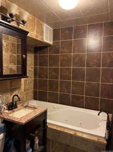 871 226th St, Bronx, NY 10466-4418