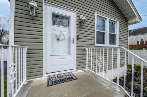 24 Billings St, Woodbridge, NJ 07095-3122