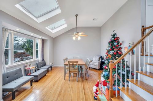 13 Amboy Rd, Oakdale, NY 11769-1520