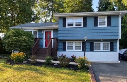 25 Maplewood Blvd, Airmont, NY 10901-7631