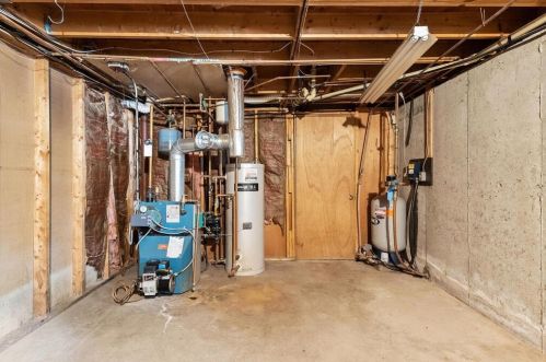 1 Nolet Ave, Salem NH  03079-1756 exterior