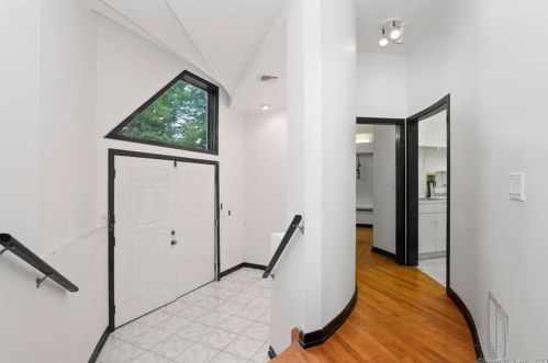 15 Sky Line Dr, Bridgeport CT  06612-1057 exterior