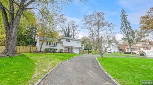 438 Briarwood Ln, Rockleigh, NJ 07647-1313