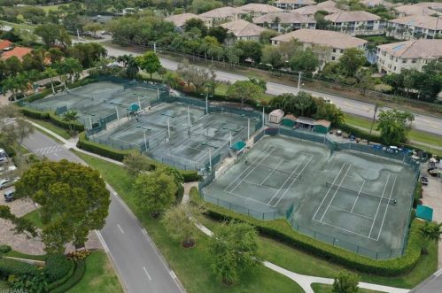 586 Beachwalk Cir, Naples FL  34108-7734 exterior