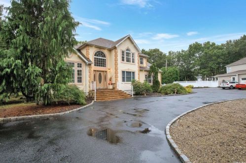 162 Miller Place Rd, Miller Place, NY 11764-2803