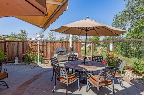 2415 Muirfield Way, Gilroy CA  95020-3065 exterior