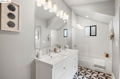 1077 57th St, Oakland CA  94608-2744 exterior