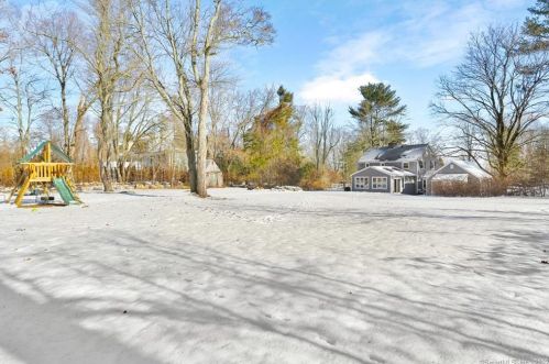177 Porters Hill Rd, Bridgeport, CT 06611-1477