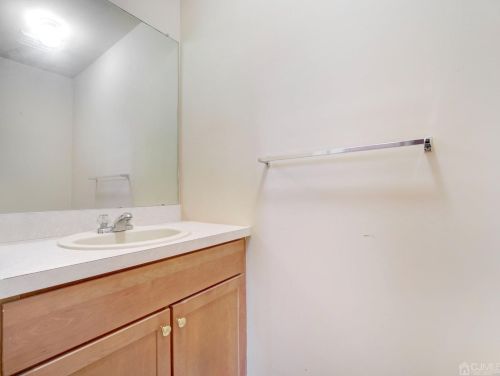 558 Great Beds Ct, Perth Amboy NJ  08861-5202 exterior