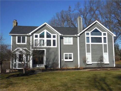 9 West Dr, Hartville, OH 44632-8895