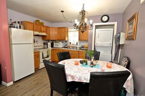 21 Hickory St, Waterbury, CT 06706-1406