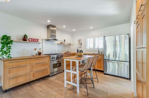 8410 Aster Ave, Oakland CA  94605-4104 exterior